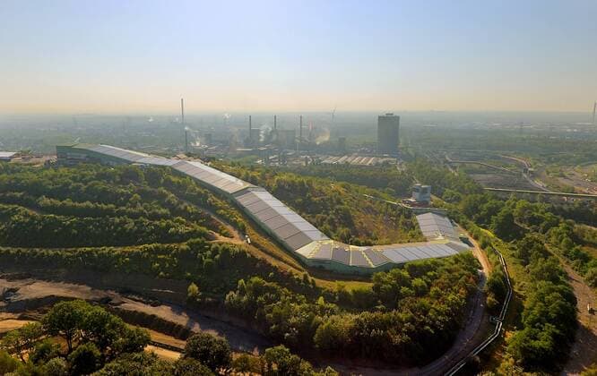 IMAGO Nature: Unsere Erde, Energiequellen, Photovoltaik Alpincenter Bottrop Sommerrodelbahn Bottrop auf der Halde Prosperstrasse, 14.09.2016, Luftbild, Deutschland, Nordrhein-Westfalen, Ruhrgebiet, Bottrop solar power panels on the roof of the summer toboggan run on the heap in Bottrop, 14.09.2016, aerial view, Germany, North Rhine-Westphalia, Ruhr Area, Bottrop BLWS437188 Copyright: xblickwinkel fotototox