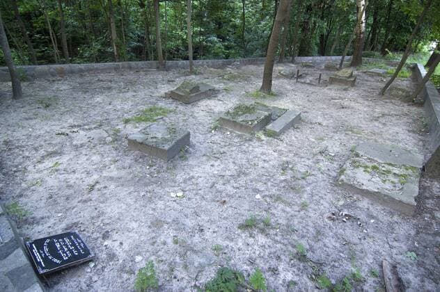 place of Babi Yar massacre, Kiev, Ukraine UKRAINE, 06.2016, Kiew. 75. Jahrestag des Massakers von Babin Jar: Im September 1941 trieben die deutschen Besatzer die Juden von Kiew in das Schluchtengebiet am Stadtrand und erschossen sie. Der genaue Ort ist nicht ausgezeichnet, das Gelaende fungiert heute als Naherholungsgebiet. ÐNach dem Zerfall der UdSSR ist ein benachbarter juedischer Friedhof vollkommen zerstoert, die Grabsteine sind in die Schlucht geworfen worden. 75. anniversary of the Babi Yar massacre: In September 1941 the German occupants took the Kiev Jews to the ravines at the city periphery and shot them. The exact place is not marked until today, the area is used for leisure purposes. ÐAfter the fall of the USSR a Jewish cemetery in the vicinity has been totally destroyed, the gravestones were thrown into the ravine. Copyright: MartinxFejer EST&OST Fejer160623x6