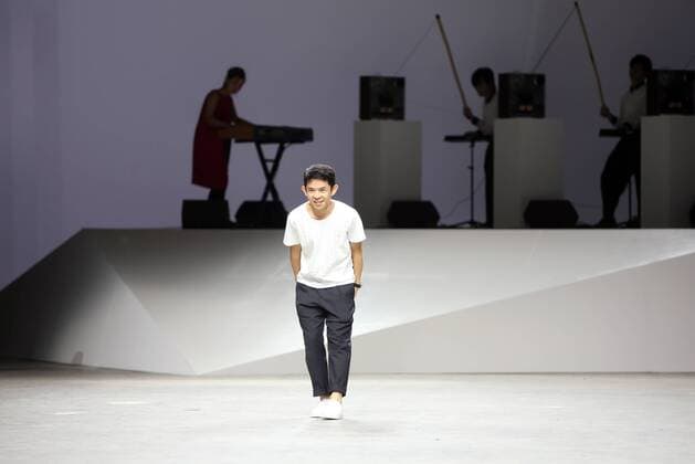 Paris Fashion Week - Issey Miyake Modenschau Japanese fashion designer Yoshiyuki Miyamae salutes the audience after the presentation of Issey Miyake s show as part of the Spring-Summer 2017 Paris Fashion Week on September 30, 2016.  PAR20160930101 MAYAxVIDON-WHITE