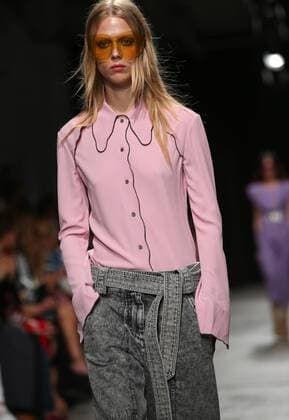 A model takes to the catwalk during the presentation of Veronique Leroy s show as part of the Spring-Summer 2017 Paris Fashion Week on October 1, 2016.  PAR20161001114 MAYAxVIDON-WHITE