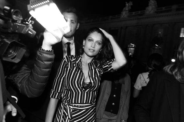 Laetitia Casta - Ankunft zur Modenschau von Nina Ricci - Paris - 01 10 2016 StephenCaillet Panoramic 