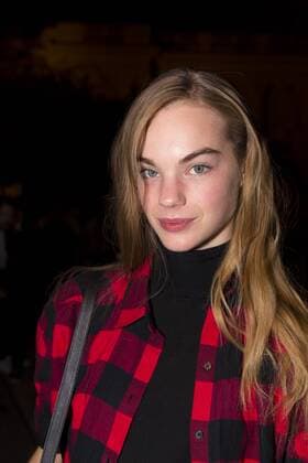 Model - Ankunft zur Modenschau von Nina Ricci - Paris - 01 10 2016 StephenCaillet Panoramic 
