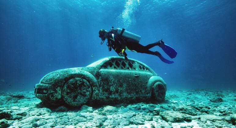 (161001) -- CANCUN, Sept. 30, 2016 -- A tourist dives to visit the Underwater Art Museum (MUSA) in the resort city of Cancun, Quintana Roo state, Mexico on Sept. 30, 2016. MUSA is created in waters of the Mexican Caribbean and believed to be the biggest underwater museum of contemporary art in the world. Mauricio Collado) (jg) (vf) MEXICO-CANCUN-UNDERWATER ART MUSEUM e MauricioxCollado 