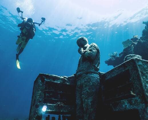 (161001) -- CANCUN, Sept. 30, 2016 -- A tourist dives to visit in the Underwater Art Museum (MUSA) in the resort city of Cancun, Quintana Roo state, Mexico on Sept. 30, 2016. MUSA is created in waters of the Mexican Caribbean and believed to be the biggest underwater museum of contemporary art in the world. Mauricio Collado) (jg) (vf) MEXICO-CANCUN-UNDERWATER ART MUSEUM e MauricioxCollado 