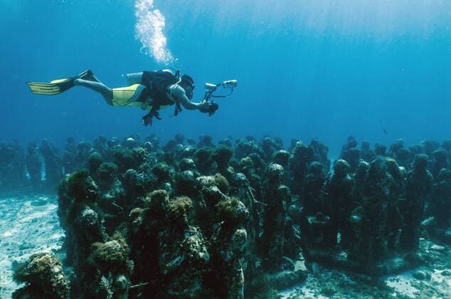 (161001) -- CANCUN, Sept. 30, 2016 -- A tourist dives to visit the Underwater Art Museum (MUSA) in the resort city of Cancun, Quintana Roo state, Mexico on Sept. 30, 2016. MUSA is created in waters of the Mexican Caribbean and believed to be the biggest underwater museum of contemporary art in the world. Mauricio Collado) (jg) (vf) MEXICO-CANCUN-UNDERWATER ART MUSEUM e MauricioxCollado 