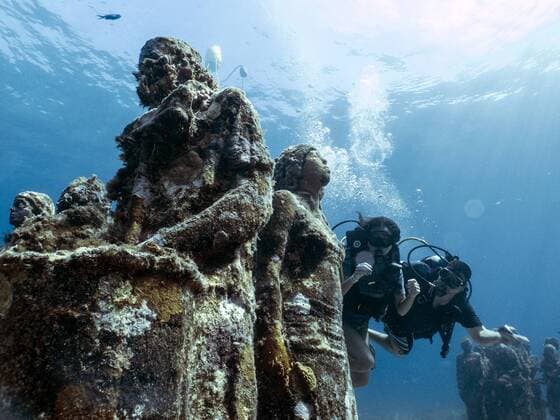 (161001) -- CANCUN, Sept. 30, 2016 -- Tourists dive to visit the Underwater Art Museum (MUSA) in the resort city of Cancun, Quintana Roo state, Mexico on Sept. 30, 2016. MUSA is created in waters of the Mexican Caribbean and believed to be the biggest underwater museum of contemporary art in the world. Mauricio Collado) (jg) (vf) MEXICO-CANCUN-UNDERWATER ART MUSEUM e MauricioxCollado 