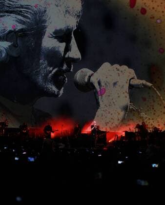 British artist Roger Waters (C) performs on stage during his concert held at the Zocalo in Mexico City Mexico, 01 October 2016. CONCERT OF BRITISH ROGER WATERS IN MEXICO !ACHTUNG: NUR REDAKTIONELLE NUTZUNG!  MEX12 20161002-636109897348997605