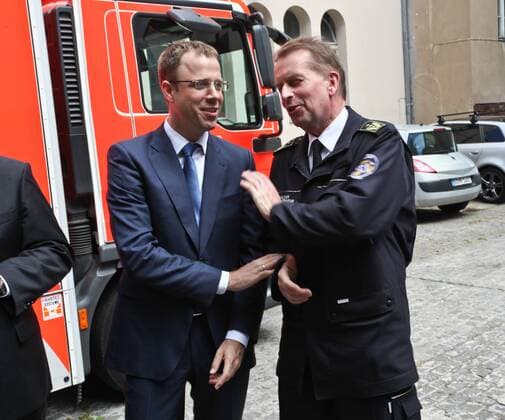 Schlaganfall-Notarztwagen von der Chatite und der Berliner Feuerwehr. Berliner Gesundheitssenator Mario Czaja und Landesbrandirektor Wilfried Gräfling