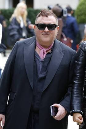 Alber Elbaz CELEBRITIES : Ankunft zur Modenschau Valentino - Fashion week - Paris - 02 10 2016 StephenCaillet Panoramic 