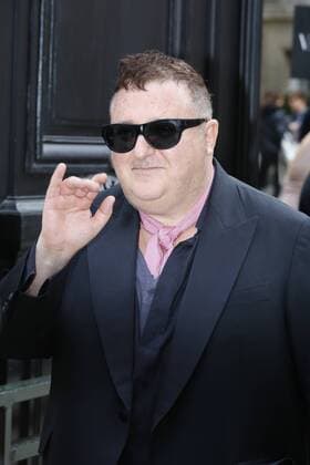 Alber Elbaz CELEBRITIES : Ankunft zur Modenschau Valentino - Fashion week - Paris - 02 10 2016 StephenCaillet Panoramic 