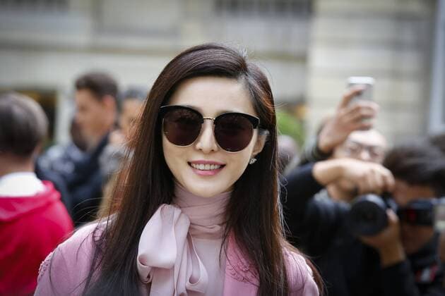 Fan Bingbing CELEBRITIES : Ankunft zur Modenschau Valentino - Fashion week - Paris - 02 10 2016 StephenCaillet Panoramic 