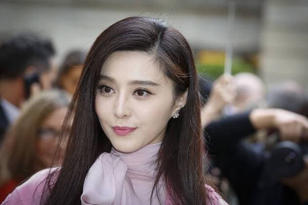 Fan Bingbing CELEBRITIES : Ankunft zur Modenschau Valentino - Fashion week - Paris - 02 10 2016 StephenCaillet Panoramic 