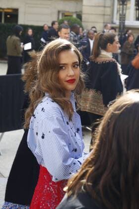 Jessica Alba CELEBRITIES : Ankunft zur Modenschau Valentino - Fashion week - Paris - 02 10 2016 StephenCaillet Panoramic 
