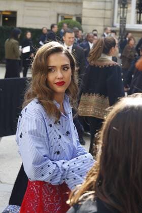 Jessica Alba CELEBRITIES : Ankunft zur Modenschau Valentino - Fashion week - Paris - 02 10 2016 StephenCaillet Panoramic 
