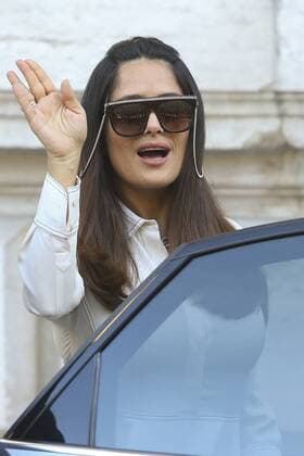 Bilder des Tages Salma Hayek CELEBRITES : Ankunft zur Modenschau von Stella McCartney - Paris - 03 10 2016 GwendolineLeGoff Panoramic 