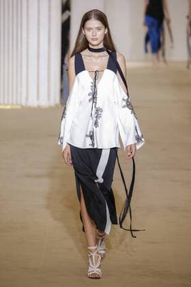 212088 Marineau Starface 2016-10-02 Paris France Paris Fashion week. Pret-a-porter printemps-ete 2017. Defile Roland Mouret. Roland Mouret , spring -summer 2017Paris, France Paris Fashion week. Ready-to-wear spring-summer 2017 Defile Roland Mouret. Editorial Use Only _sans_perso  Copyright: xMarineaux STAR_212088_011