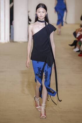 212088 Marineau Starface 2016-10-02 Paris France Paris Fashion week. Pret-a-porter printemps-ete 2017. Defile Roland Mouret. Roland Mouret , spring -summer 2017Paris, France Paris Fashion week. Ready-to-wear spring-summer 2017 Defile Roland Mouret. Editorial Use Only _sans_perso  Copyright: xMarineaux STAR_212088_012