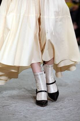 Paris Fashion Week - Veronique Branquinho Modenschau A model takes to the catwalk during the presentation of Veronique Branquinho s show as part of the Spring-Summer 2017 Paris Fashion Week on October 2, 2016.  PAR20161002103 MAYAxVIDON-WHITE