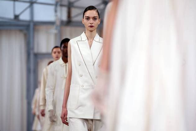 Paris Fashion Week - Veronique Branquinho Modenschau A model takes to the catwalk during the presentation of Veronique Branquinho s show as part of the Spring-Summer 2017 Paris Fashion Week on October 2, 2016.  PAR20161002101 MAYAxVIDON-WHITE