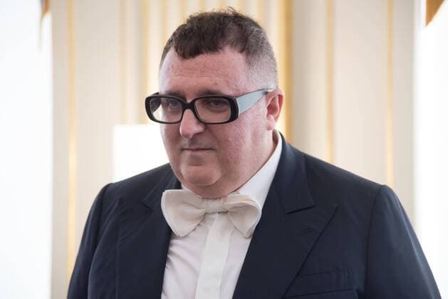 Paris Fashion Week - Ehrung für Alber Elbaz 212102 Serge Arnal Starface 2016-10-03 Paris France Alber Elbaz decore Officier de la Legion d honneur a Paris. Ceremonie de remise des insignes d Officier de la Legion d honneur o Alber Elbaz. Alber Elbaz. Alber Elbaz decorated Officer of the Legion of Honor in Paris. Elbaz, Alber  Copyright: xSergexArnalx xStarfacex STAR_212102_012