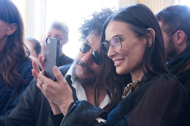 Paris Fashion Week - Demi Moore während Ehrung für Alber Elbaz 212102 Serge Arnal Starface 2016-10-03 Paris France Alber Elbaz decore Officier de la Legion d honneur a Paris. Ceremonie de remise des insignes d Officier de la Legion d honneur o Alber Elbaz. Demi Moore. Alber Elbaz decorated Officer of the Legion of Honor in Paris. Moore, Demi  Copyright: xSergexArnalx xStarfacex STAR_212102_024