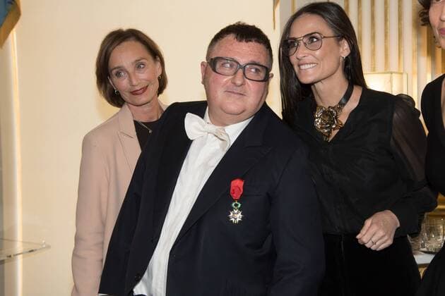 Paris Fashion Week - Demi Moore während Ehrung für Alber Elbaz 212102 Serge Arnal Starface 2016-10-03 Paris France Alber Elbaz decore Officier de la Legion d honneur a Paris. Ceremonie de remise des insignes d Officier de la Legion d honneur o Alber Elbaz. Alber Elbaz. Kristin Scott Thomas. Demi Moore. Alber Elbaz decorated Officer of the Legion of Honor in Paris. Scott-Thomas, Kristin; Moore, Demi; Elbaz, Alber  Copyright: xSergexArnalx xStarfacex STAR_212102_035
