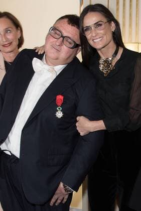 Bilder des Tages Paris Fashion Week - Demi Moore während Ehrung für Alber Elbaz 212102 Serge Arnal Starface 2016-10-03 Paris France Alber Elbaz decore Officier de la Legion d honneur a Paris. Ceremonie de remise des insignes d?Officier de la Legion d?honneur Ã Alber Elbaz. Alber Elbaz. Demi Moore. Alber Elbaz decorated Officer of the Legion of Honor in Paris. Moore, Demi; Elbaz, Alber  Copyright: xSergexArnalx xStarfacex STAR_212102_036