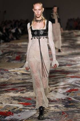 Paris Fashion Week - Alexander McQueen Modenschau 212130 Marineau Starface 2016-10-03 Paris France Paris Fashion week. Pret-a-porter printemps-ete 2017. Defile Alexander McQueen. Alexander McQueen, spring-summer 2017 Paris, France Paris Fashion week. Ready-to-wear spring-summer 2017 Defile Alexander McQueen. Editorial Use Only _sans_perso  Copyright: xMarineaux STAR_212130_001