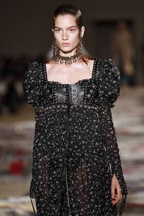 Paris Fashion Week - Alexander McQueen Modenschau 212130 Marineau Starface 2016-10-03 Paris France Paris Fashion week. Pret-a-porter printemps-ete 2017. Defile Alexander McQueen. Alexander McQueen, spring-summer 2017 Paris, France Paris Fashion week. Ready-to-wear spring-summer 2017 Defile Alexander McQueen. Editorial Use Only _sans_perso  Copyright: xMarineaux STAR_212130_024