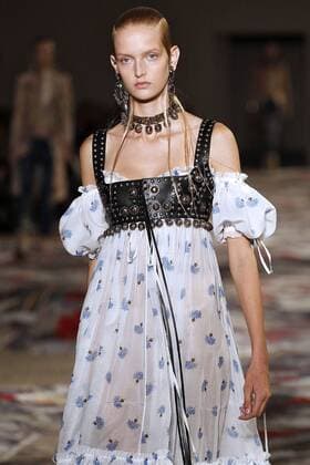 Paris Fashion Week - Alexander McQueen Modenschau 212130 Marineau Starface 2016-10-03 Paris France Paris Fashion week. Pret-a-porter printemps-ete 2017. Defile Alexander McQueen. Alexander McQueen, spring-summer 2017 Paris, France Paris Fashion week. Ready-to-wear spring-summer 2017 Defile Alexander McQueen. Editorial Use Only _sans_perso  Copyright: xMarineaux STAR_212130_026
