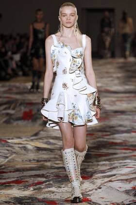 Paris Fashion Week - Alexander McQueen Modenschau 212130 Marineau Starface 2016-10-03 Paris France Paris Fashion week. Pret-a-porter printemps-ete 2017. Defile Alexander McQueen. Alexander McQueen, spring-summer 2017 Paris, France Paris Fashion week. Ready-to-wear spring-summer 2017 Defile Alexander McQueen. Editorial Use Only _sans_perso  Copyright: xMarineaux STAR_212130_033