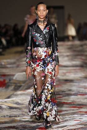 Paris Fashion Week - Alexander McQueen Modenschau 212130 Marineau Starface 2016-10-03 Paris France Paris Fashion week. Pret-a-porter printemps-ete 2017. Defile Alexander McQueen. Alexander McQueen, spring-summer 2017 Paris, France Paris Fashion week. Ready-to-wear spring-summer 2017 Defile Alexander McQueen. Editorial Use Only _sans_perso  Copyright: xMarineaux STAR_212130_035