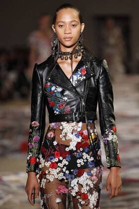 Paris Fashion Week - Alexander McQueen Modenschau 212130 Marineau Starface 2016-10-03 Paris France Paris Fashion week. Pret-a-porter printemps-ete 2017. Defile Alexander McQueen. Alexander McQueen, spring-summer 2017 Paris, France Paris Fashion week. Ready-to-wear spring-summer 2017 Defile Alexander McQueen. Editorial Use Only _sans_perso  Copyright: xMarineaux STAR_212130_036