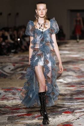 Paris Fashion Week - Alexander McQueen Modenschau 212130 Marineau Starface 2016-10-03 Paris France Paris Fashion week. Pret-a-porter printemps-ete 2017. Defile Alexander McQueen. Alexander McQueen, spring-summer 2017 Paris, France Paris Fashion week. Ready-to-wear spring-summer 2017 Defile Alexander McQueen. Editorial Use Only _sans_perso  Copyright: xMarineaux STAR_212130_039