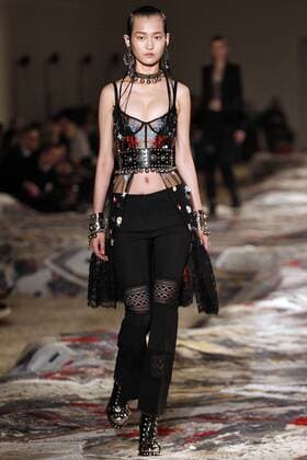 Paris Fashion Week - Alexander McQueen Modenschau 212130 Marineau Starface 2016-10-03 Paris France Paris Fashion week. Pret-a-porter printemps-ete 2017. Defile Alexander McQueen. Alexander McQueen, spring-summer 2017 Paris, France Paris Fashion week. Ready-to-wear spring-summer 2017 Defile Alexander McQueen. Editorial Use Only _sans_perso  Copyright: xMarineaux STAR_212130_044