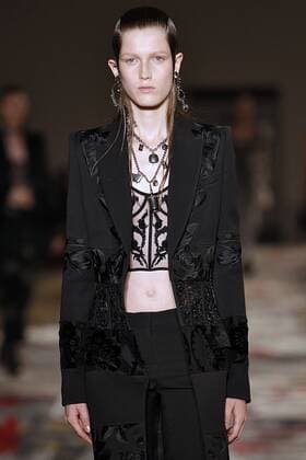 Paris Fashion Week - Alexander McQueen Modenschau 212130 Marineau Starface 2016-10-03 Paris France Paris Fashion week. Pret-a-porter printemps-ete 2017. Defile Alexander McQueen. Alexander McQueen, spring-summer 2017 Paris, France Paris Fashion week. Ready-to-wear spring-summer 2017 Defile Alexander McQueen. Editorial Use Only _sans_perso  Copyright: xMarineaux STAR_212130_047