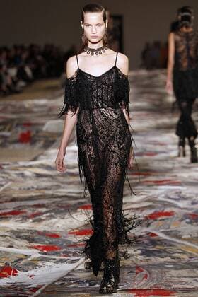 Paris Fashion Week - Alexander McQueen Modenschau 212130 Marineau Starface 2016-10-03 Paris France Paris Fashion week. Pret-a-porter printemps-ete 2017. Defile Alexander McQueen. Alexander McQueen, spring-summer 2017 Paris, France Paris Fashion week. Ready-to-wear spring-summer 2017 Defile Alexander McQueen. Editorial Use Only _sans_perso  Copyright: xMarineaux STAR_212130_061