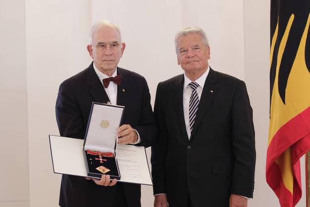 Berlin, Schloss Bellevue, Ansprache bei der Verleihung des Verdienstordens der Bundesrepublik Deutschland zum Tag der Deutschen Einheit, Foto: Christoph Johannes Wolff, Professor für Musikwissenschaft an der Harvard University in Cambridge, Bundespräsident Joachim Gauck