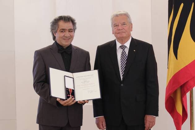 Berlin, Schloss Bellevue, Ansprache bei der Verleihung des Verdienstordens der Bundesrepublik Deutschland zum Tag der Deutschen Einheit, Foto: Riccardo M Sahiti, Dirigent, Bundespräsident Joachim Gauck