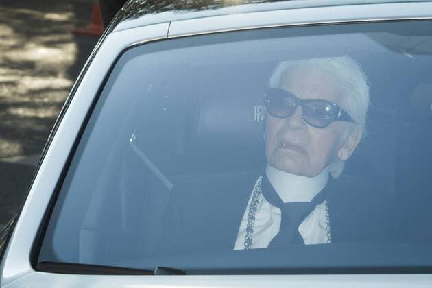 Karl Lagerfeld CELEBRITIES : arrivals Chanel - Paris - 04 10 2016 JBAutissier Panoramic 
