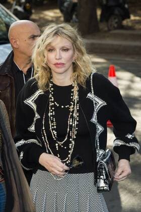Courtney Love CELEBRITIES : arrivals Chanel - Paris - 04 10 2016 JBAutissier Panoramic 