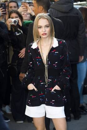 Lily Rose Depp CELEBRITIES : arrivals Chanel - Paris - 04 10 2016 JBAutissier Panoramic 