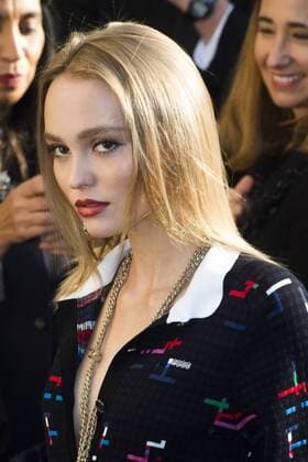 Lily Rose Depp CELEBRITIES : arrivals Chanel - Paris - 04 10 2016 JBAutissier Panoramic 