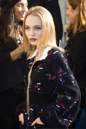 Lily Rose Depp CELEBRITIES : arrivals Chanel - Paris - 04 10 2016 JBAutissier Panoramic 