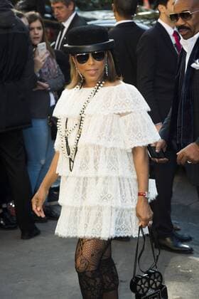 Marjorie Harvey and son mari Steve CELEBRITIES : arrivals Chanel - Paris - 04 10 2016 JBAutissier Panoramic 