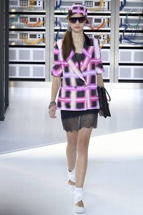 212146 Marineau Starface 2016-10-04 Paris France Paris Fashion week. Pret-a-porter printemps-ete 2017. Defile Chanel. Chanel, spring-summer 2017 Paris, France Paris Fashion week. Ready-to-wear spring-summer 2017 Defile Chanel Editorial Use Only _sans_perso  Copyright: xMarineaux STAR_212146_055