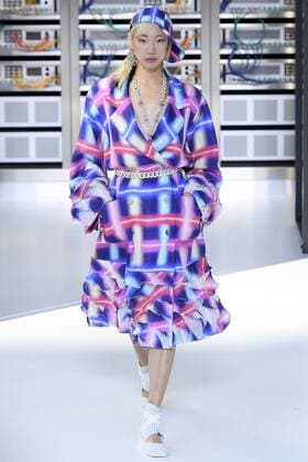 Bilder des Tages 212146 Marineau Starface 2016-10-04 Paris France Paris Fashion week. Pret-a-porter printemps-ete 2017. Defile Chanel. Chanel, spring-summer 2017 Paris, France Paris Fashion week. Ready-to-wear spring-summer 2017 Defile Chanel Editorial Use Only _sans_perso  Copyright: xMarineaux STAR_212146_077