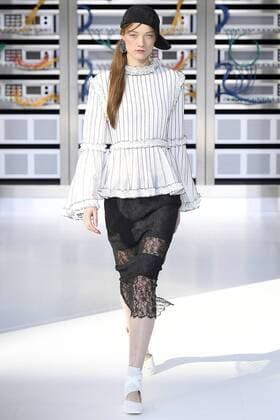 212146 Marineau Starface 2016-10-04 Paris France Paris Fashion week. Pret-a-porter printemps-ete 2017. Defile Chanel. Chanel, spring-summer 2017 Paris, France Paris Fashion week. Ready-to-wear spring-summer 2017 Defile Chanel Editorial Use Only _sans_perso  Copyright: xMarineaux STAR_212146_105