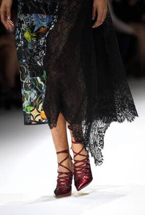 A model takes to the catwalk during the presentation of Shiatzy Chen s show as part of the Spring-Summer 2017 Paris Fashion Week on October 4, 2016.  PAR20161004103 MAYAxVIDON-WHITE