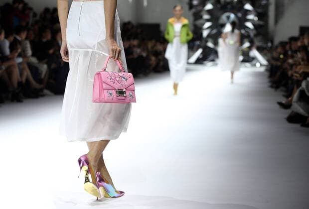 Bilder des Tages A model takes to the catwalk during the presentation of Shiatzy Chen s show as part of the Spring-Summer 2017 Paris Fashion Week on October 4, 2016.  PAR20161004109 MAYAxVIDON-WHITE